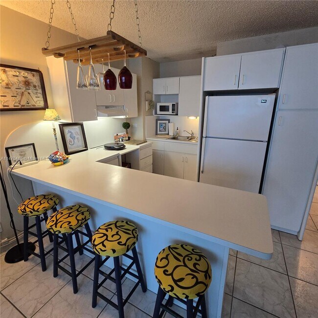 Photo - 5445 Collins Ave Unidad 528