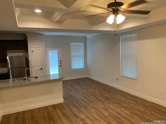 Photo - 333 Untermaier St