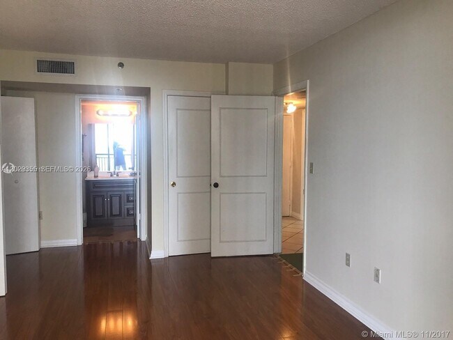Photo - 540 Brickell Key Dr Unit 1122