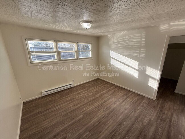 Photo - 635 Thompson Ave NE