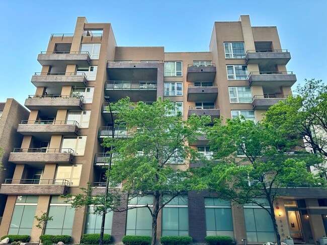 Building Photo - 5430 N Sheridan Rd Unit 703 Rental