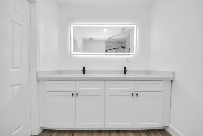 Building Photo - 1203 W 6th St