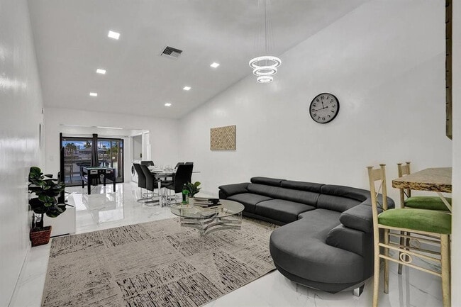 Building Photo - 5434 SW 25th Ave