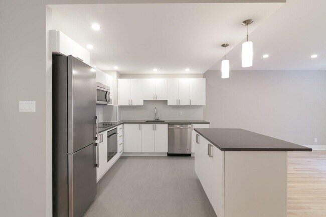 Building Photo - 3468 Rue Drummond Unit 404