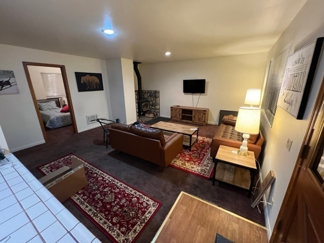rand new furniture. New couches, new tables, new rugs. Wifi, smart tv.
