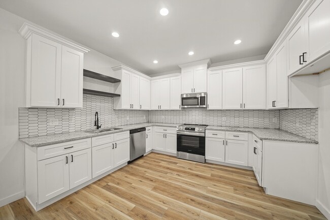 Building Photo - 6206 Lyndhurst Dr