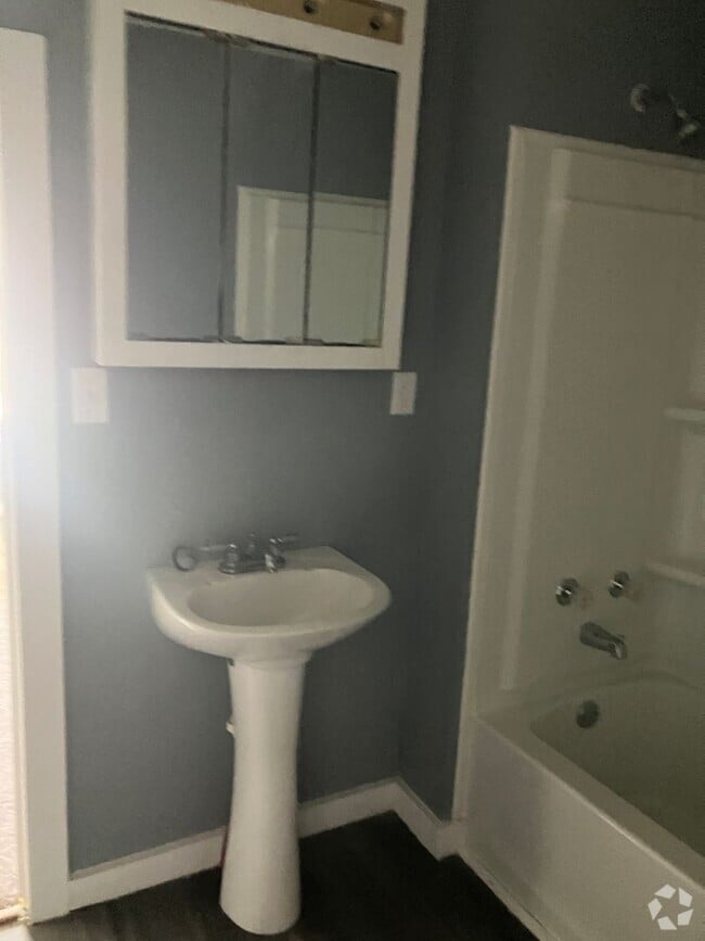Building Photo - Refreshed 2 bedroom home