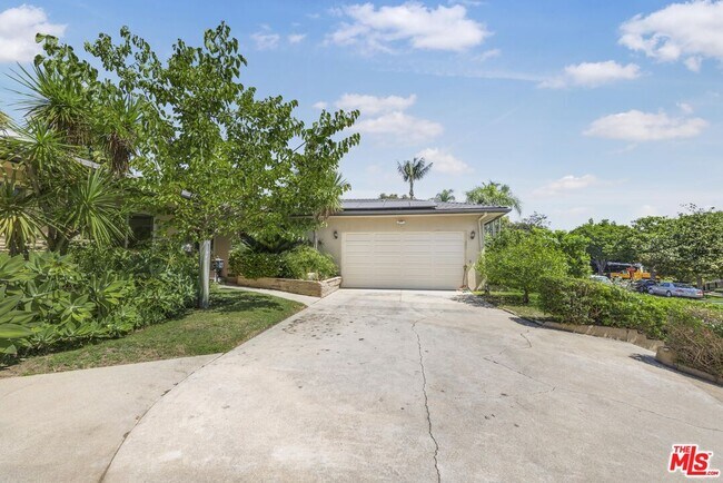 Photo - 3133 Barbydell Dr Casa