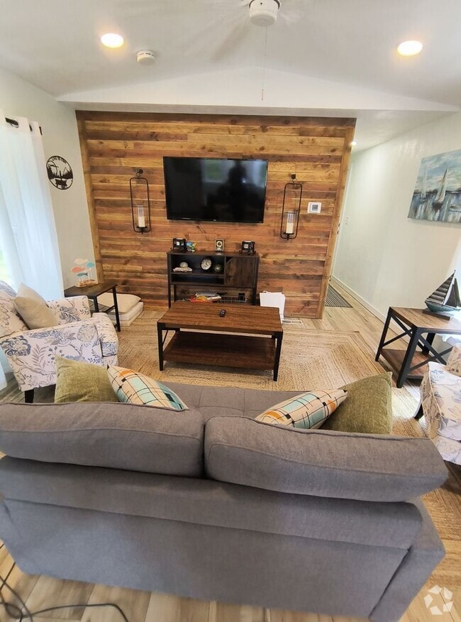 Building Photo - 16751 Salmonberry Rd Rental