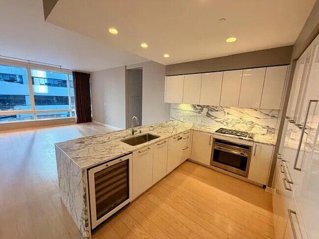301 Mission St Unit 303