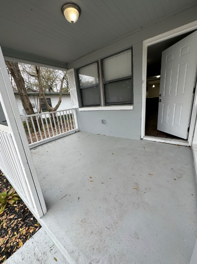 Photo - Renovated** Move in Ready** 3/2 Single Family home : Available Now!