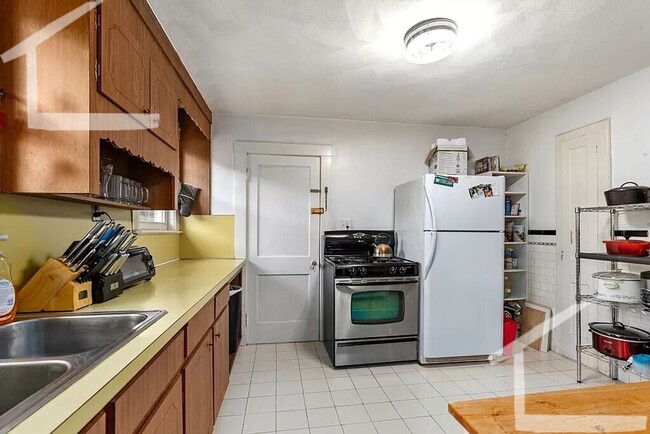 Photo - 8/1 Huge 3BR near Green Line w/EIK, pantry, yard, dining room