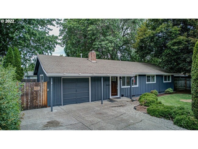 Building Photo - Lovely Ranch style home with park like rear fenced yard, Commonwealth lake Park just around the c...