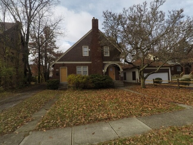 Building Photo - 6119 Gladys Ave