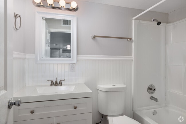 1BR, 1BA - 650SF - Bathroom