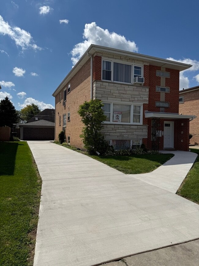 Building Photo - 8315 W Berwyn Ave Rental