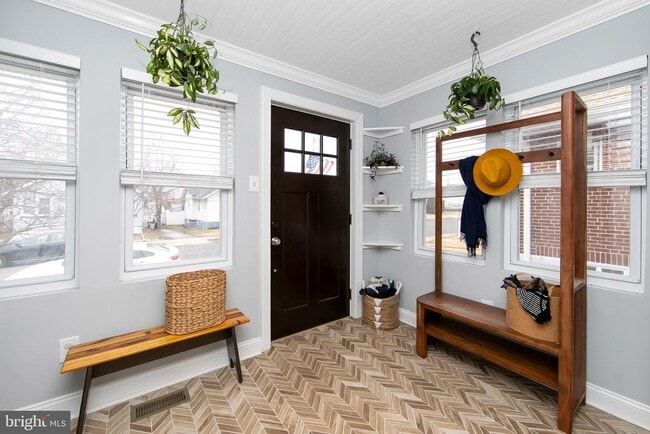 Photo - 22 W 6th Ave