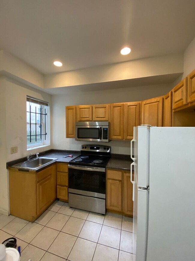 Photo - Huge 4-Bedroom Townhome Located Near Templ...
