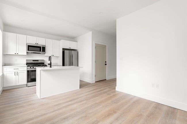 Building Photo - 467 E 3rd St Unit 1