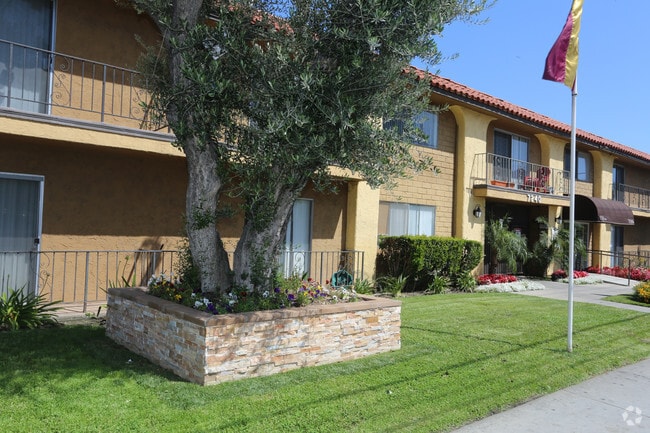 Building - Universal Pointe Apartments