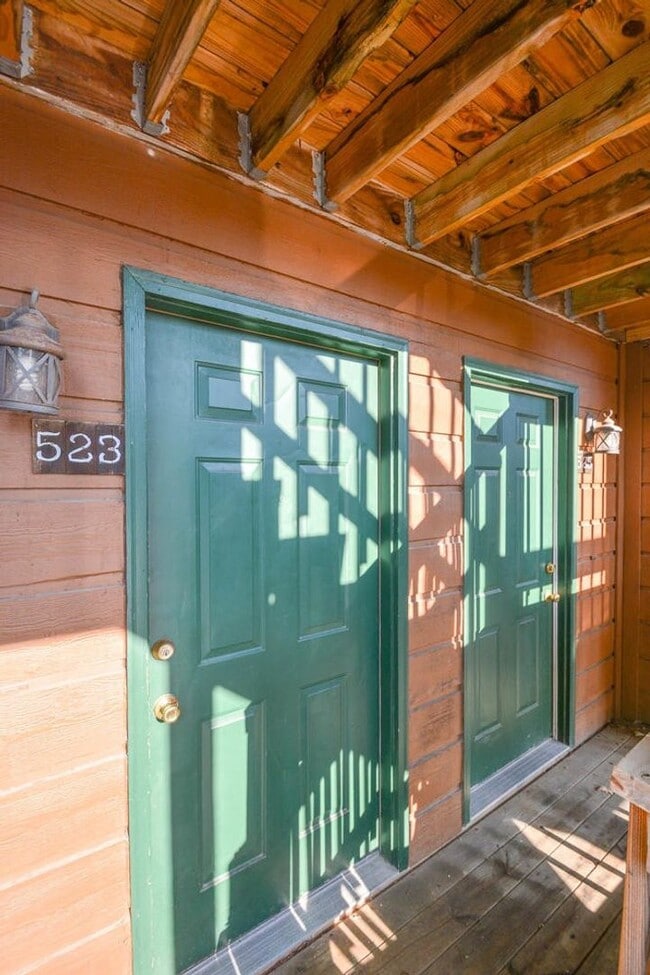 Photo - 523 Henderson Crossing