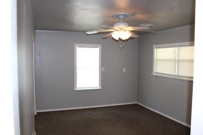 Photo - 902 NW 99th St