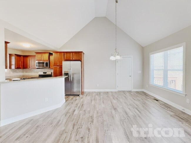 Photo - 335 Oxfordshire Dr