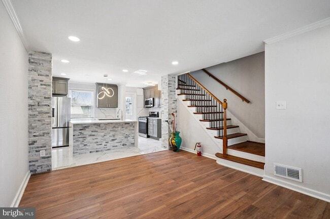 Photo - 525 E Duncan Ave