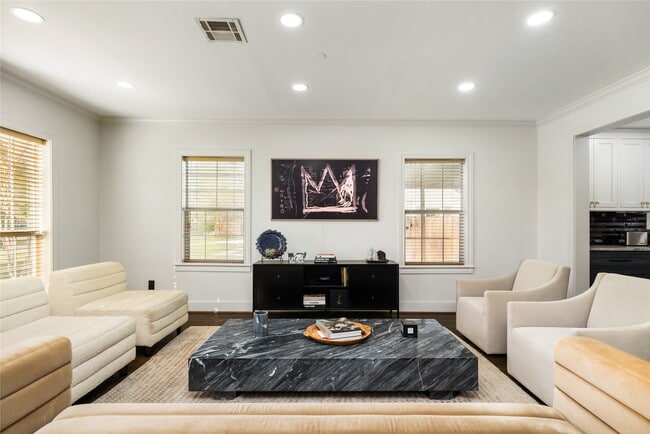 Photo - 516 W 30th St