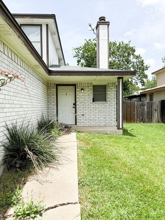 Building Photo - 2902 Kestrel Dr Unit B