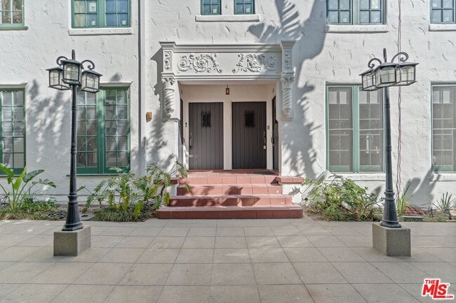 Building Photo - 1250 N Harper Ave Unit 302