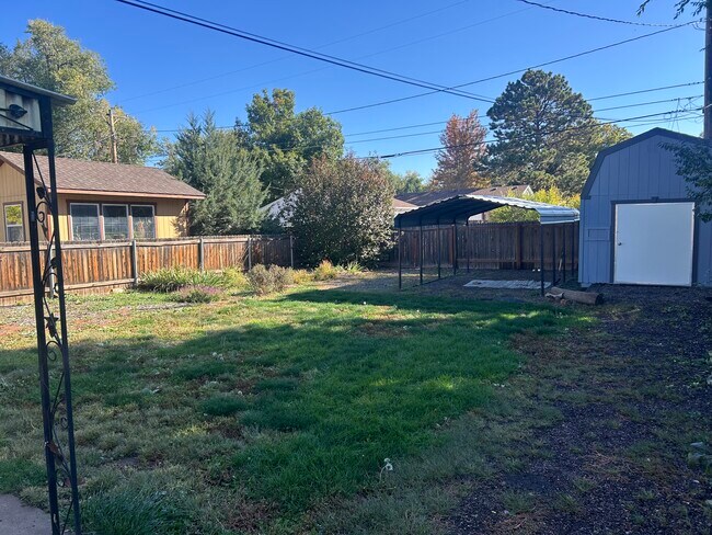 Gran patio trasero, jardín perenne en esquina. - 3121 N Arcadia St