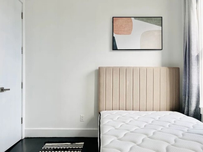 Photo - Furnished room/NOT APARTMENT Unit 3FL