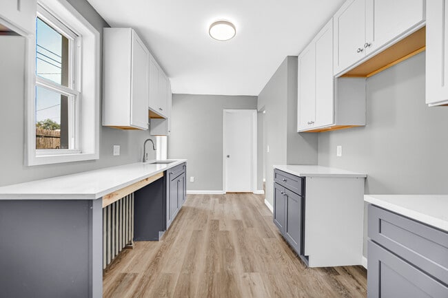 Photo - 2870 Vanderburg St