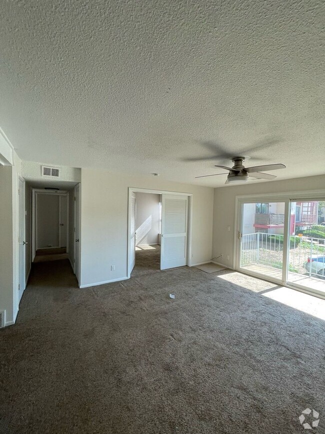 Building Photo - 3BD/ 2BA Apartment! MOVE IN READY w/ 1 MON... Unit 25-201