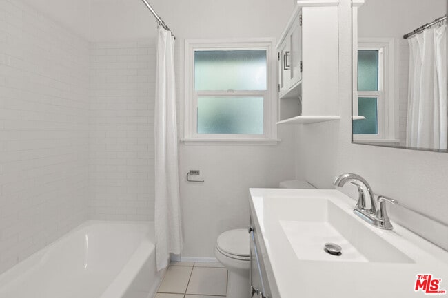 Photo - 5830 Bowcroft St Unidad 4