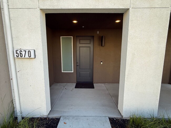 Photo - 4BD/3.5B Home in Dublin's Boulevard Community, a Stone's Throw Away From Persimmon and Hacienda!