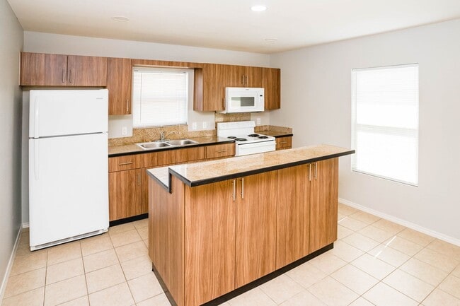 Building Photo - 401 E 2nd St Unit L-2