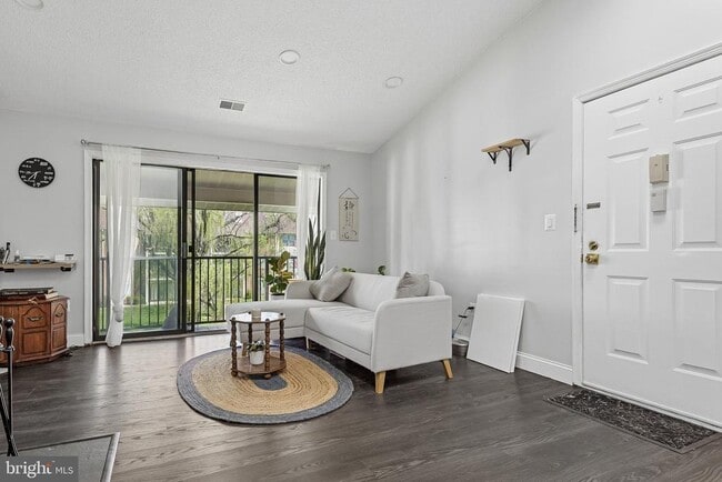 Building Photo - 11 Poillon Ct