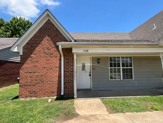 Building Photo - Renovated 3 Bedroom 3 Bath Townhome for Rent!