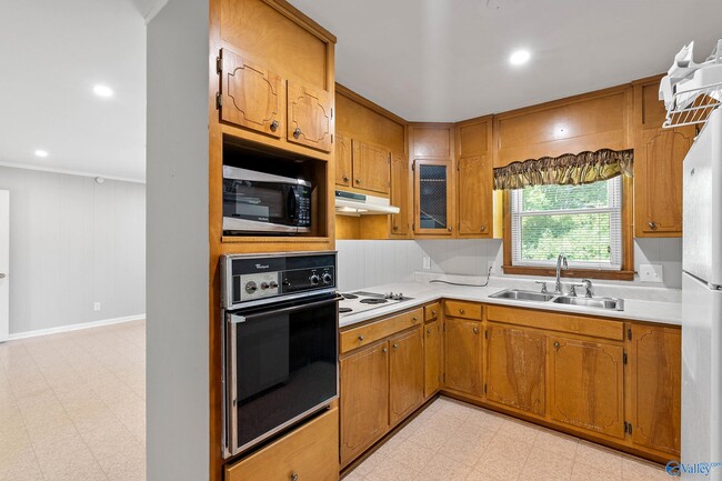 Photo - 407 Hillmont Dr NW