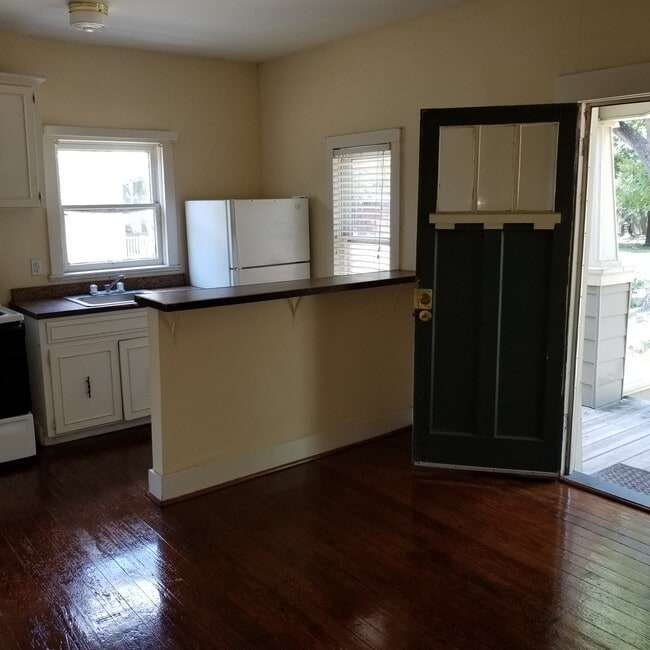 Photo - 403 W 4th St Unit none