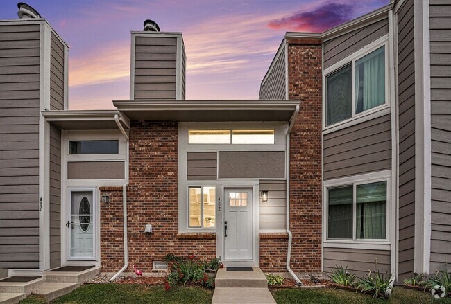 Building Photo - 1 Bed 1.5 Bath, 1 Car Attached Townhome in...