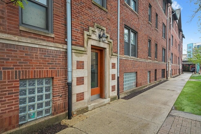 Building Photo - 2706 N Spaulding Ave Unit 2GG