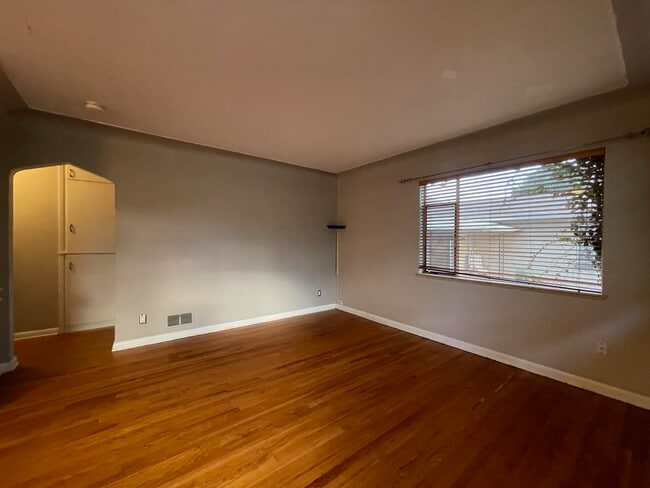 Photo - 2160 King St