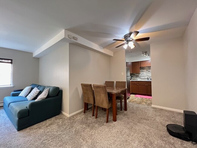 Photo - 3620 N Pine Grove Ave Unidad 204