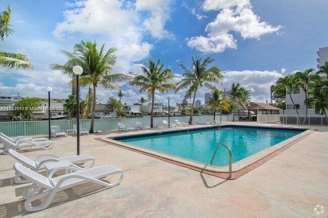 Building Photo - 7207 Bay Dr Unit 19 Rental