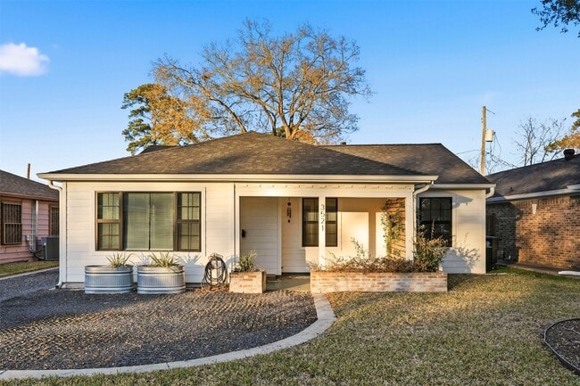 Building Photo - 3521 Burgundy Ln