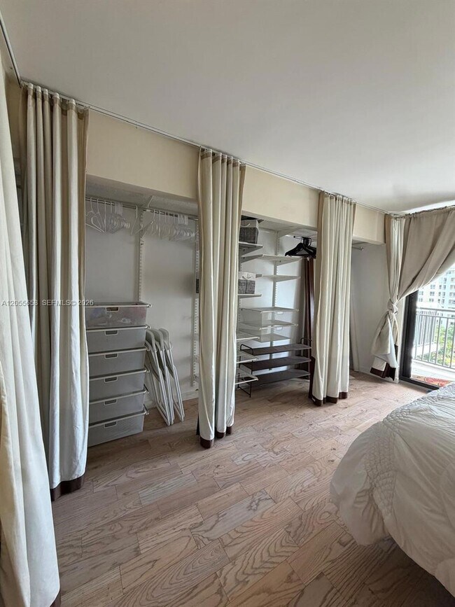 Photo - 540 Brickell Key Dr Unidad 1418