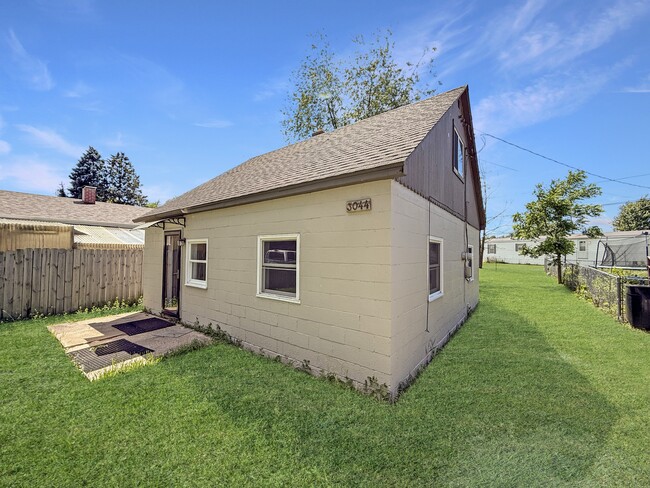 Building Photo - 3044 Hickory Grove Ave
